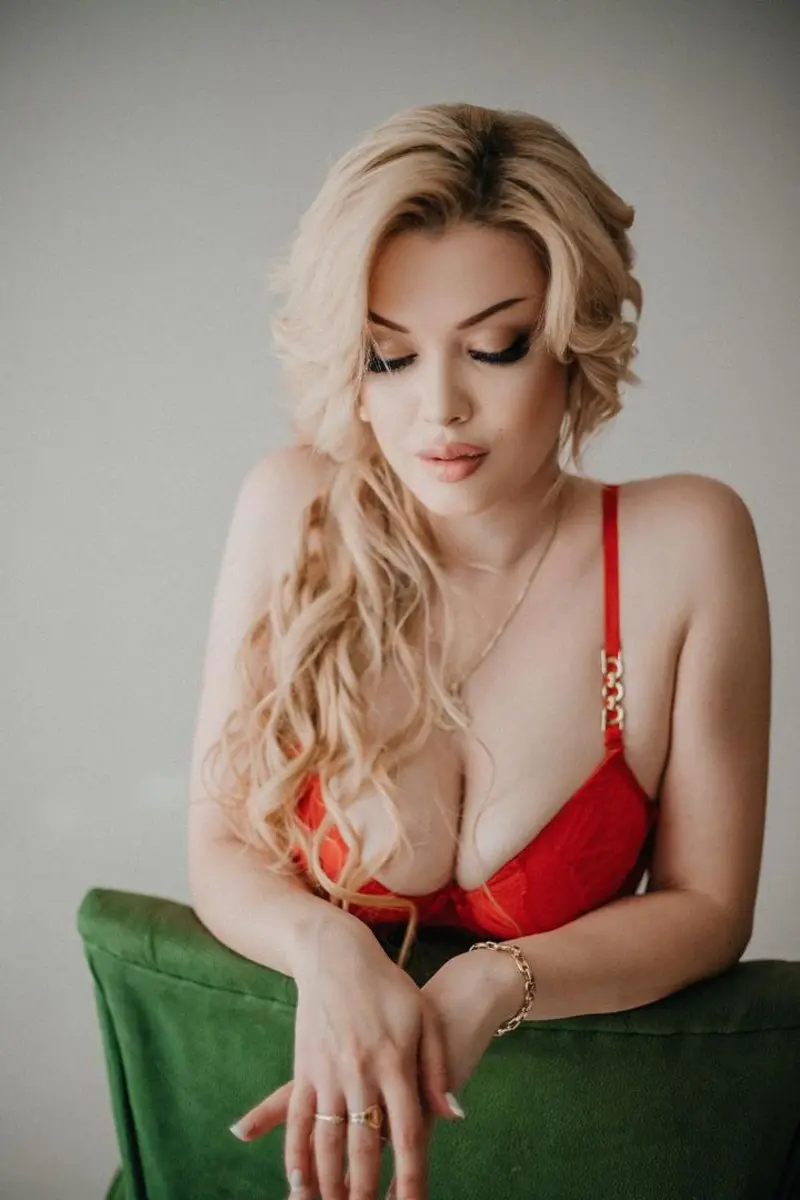 Karolina escort in Monaco